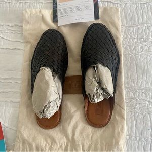 Mohinders black charcoal leather woven slides size 9 EUC